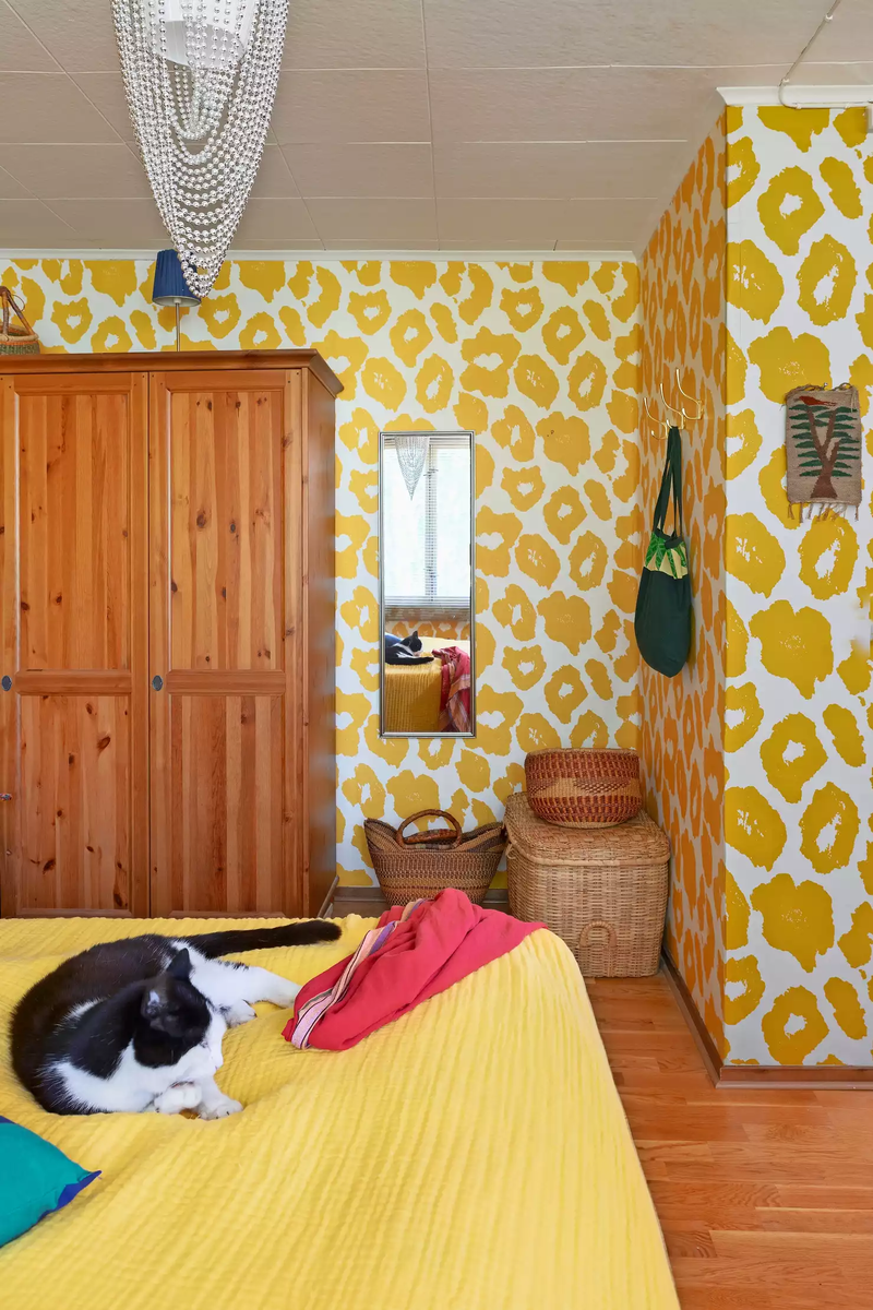 Так выглядит спальня хозяйки (а еще это любимое место отдыха ее кошки Келефы)