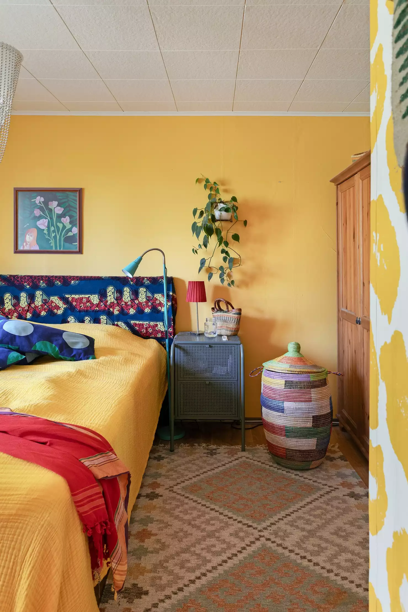 Яана очень любит желтый цвет, поэтому главную комнату в доме — свою спальню — она оформила в любимых тонах. «Желтый цвет для меня — как солнце, заряжаюсь от него энергией и хорошим настроением», — говорит хозяйка
