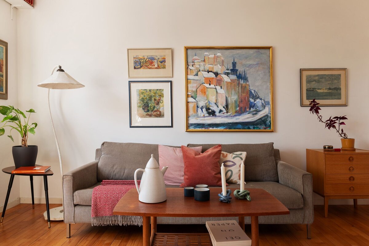 Картины и книги — главные элементы декора в этой квартире
