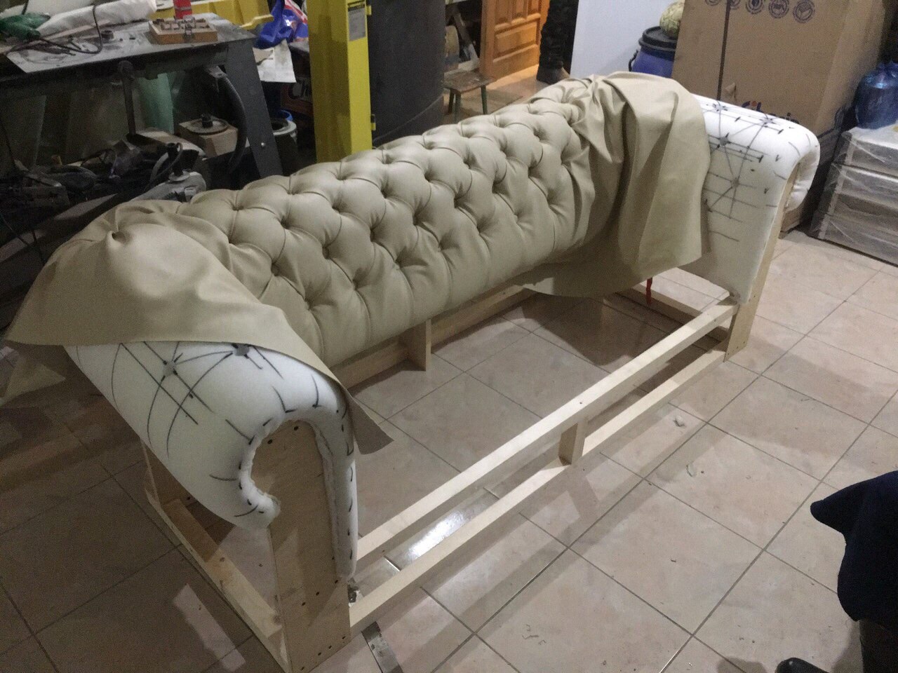 Каркас дивана с каретной стяжкой