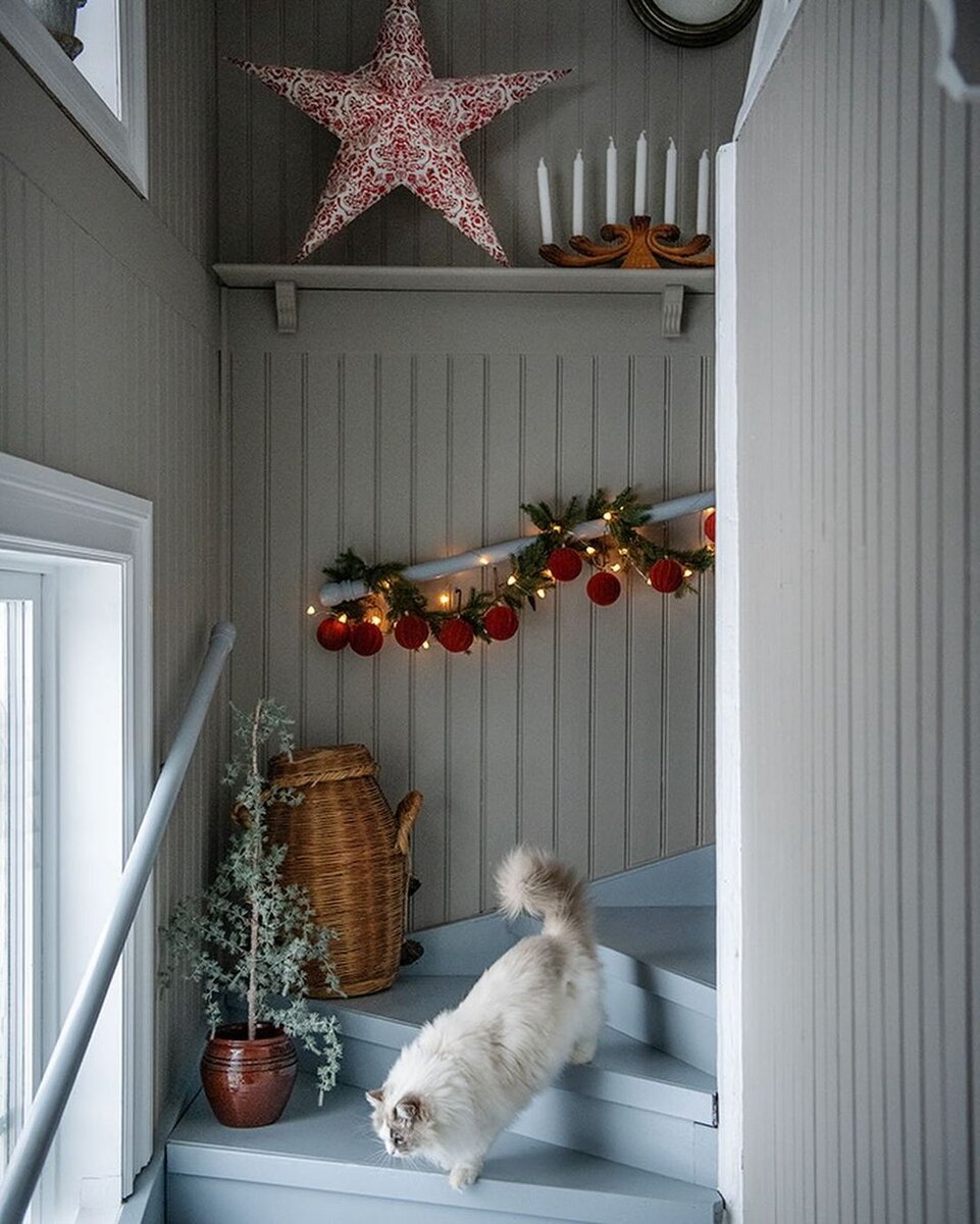 Например, так лестницу украсили накануне Рождества