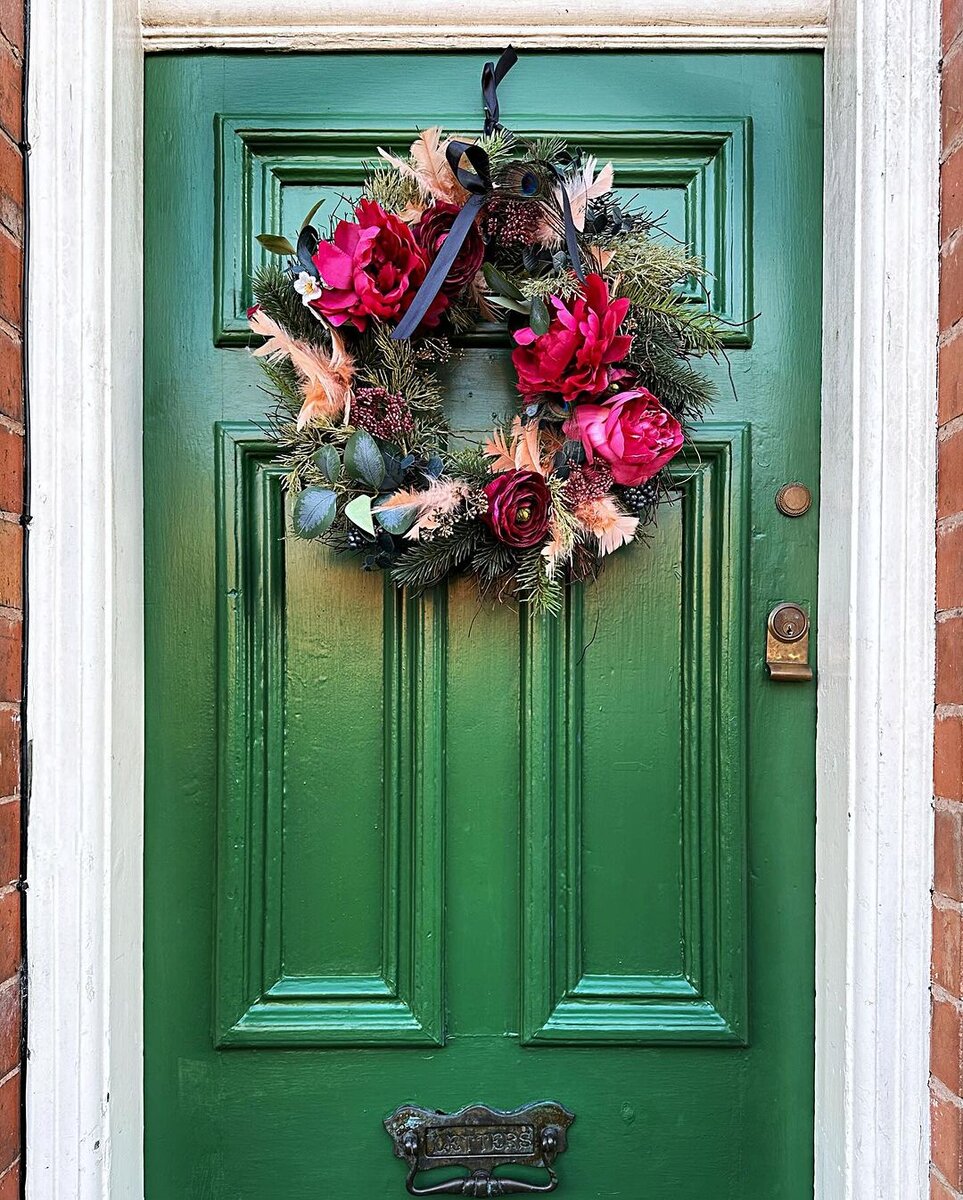 Готовы заглянуть в этот необычный дом? И сразу небольшое уточнение: не смущайтесь, что дверь на этом фото — зеленая, а на предыдущем — голубая. Хозяйка перекрасила дверь минувшей зимой, накануне Рождества